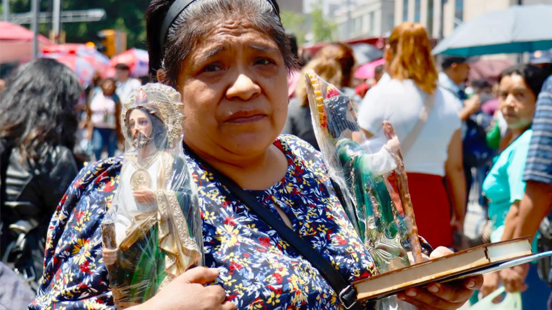 Durante horas, cientos de devotos hicieron largas filas para poder ver los restos del Santo